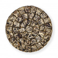 Încărcați imaginea în vizualizatorul galeriei - China Silver Moonlight Been Cha ca. prăjitură de ceai, 200 g