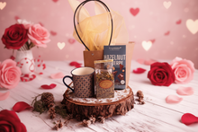 Încărcați imaginea în vizualizatorul galeriei - Подаръчен сет с чай, шоколад и чаша “Златен момент”