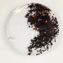 Заредете изображение във визуализатора на галерията – 🎁 Подаръчен сет с черен чай и ръчно изработена подложка от смола