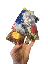 Încărcați imaginea în vizualizatorul galeriei - Set cadou din 3 piese cu felicitare, ceai si ciocolata pentru ocazii speciale