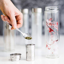 Încărcați imaginea în vizualizatorul galeriei - Sticla de ceai din sticla cu pereti dubli cu sita din otel inoxidabil Flowtea Cherry Blossom, 350 ml