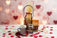 Încărcați imaginea în vizualizatorul galeriei - Подаръчен сет с чай, шоколад и чаша “Златен момент”