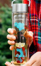 Încărcați imaginea în vizualizatorul galeriei - Sticla de ceai din sticla cu pereti dubli cu sita din otel inoxidabil Flowtea Little Geisha, 350 ml