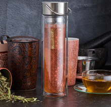 Încărcați imaginea în vizualizatorul galeriei - Sticla de ceai din sticla cu pereti dubli cu sita din otel inoxidabil Flowtea Mandala, 350 ml