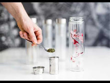 Încărcați și redați videoclipul în vizualizatorul galeriei - Sticla de ceai din sticla cu pereti dubli cu sita din otel inoxidabil Flowtea Cherry Blossom, 350 ml