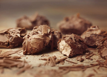 Încărcați imaginea în vizualizatorul galeriei - Trufe Duc d'O cu ciocolata cu lapte si biscuiti 100g.