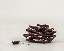 Încărcați imaginea în vizualizatorul galeriei - Ciocolată neagră Rosey's Mark cu trandafiri 52g