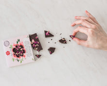 Încărcați imaginea în vizualizatorul galeriei - Ciocolată neagră Rosey's Mark cu trandafiri 52g
