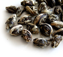 Заредете изображение във визуализатора на галерията – Жасминови перли от бял чай Окото на Феникса China Jasmine Phoenix Eyes
