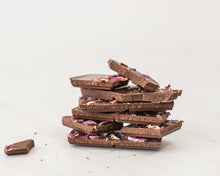 Încărcați imaginea în vizualizatorul galeriei - Ciocolata cu lapte Rosey's Mark cu trandafiri 52g