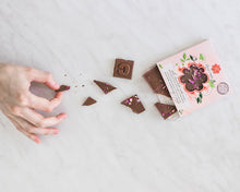 Încărcați imaginea în vizualizatorul galeriei - Ciocolata cu lapte Rosey's Mark cu trandafiri 52g