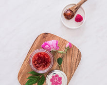 Încărcați imaginea în vizualizatorul galeriei - Rosey's Mark Sweet din trandafiri și zmeură 290g