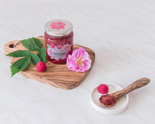 Încărcați imaginea în vizualizatorul galeriei - Rosey's Mark Sweet din trandafiri și zmeură 290g