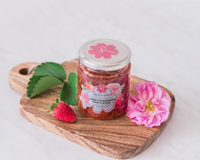 Încărcați imaginea în vizualizatorul galeriei - Rosey's Mark Sweet din trandafiri și căpșuni 290g