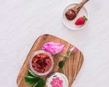 Încărcați imaginea în vizualizatorul galeriei - Rosey's Mark Sweet din trandafiri și căpșuni 290g