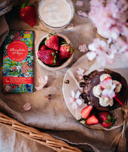 Заредете изображение във визуализатора на галерията – Морска сол и веган карамел органичен шоколад, 65% какао, 80 гр от Chocolate and Love
