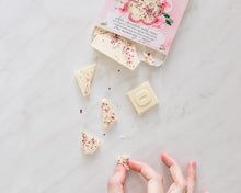 Încărcați imaginea în vizualizatorul galeriei - Ciocolată albă Rosey's Mark cu trandafiri 52g