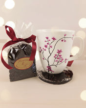 Заредете изображение във визуализатора на галерията – 🎁 Подаръчен сет с черен чай и ръчно изработена подложка от смола
