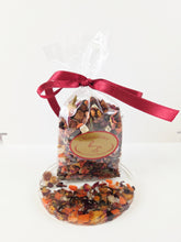 Заредете изображение във визуализатора на галерията – 🎁 Подаръчен сет с плодов чай и ръчно изработена подложка от смола
