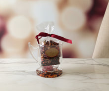 Заредете изображение във визуализатора на галерията – 🎁 Подаръчен сет с плодов чай и ръчно изработена подложка от смола
