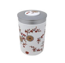 Încărcați imaginea în vizualizatorul galeriei - Cutie de ceai „Cherry Blossom” cu capac pentru protejarea aromei, 100g.
