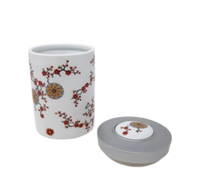 Încărcați imaginea în vizualizatorul galeriei - Cutie de ceai „Cherry Blossom” cu capac pentru protejarea aromei, 100g.
