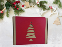 Заредете изображение във визуализатора на галерията – Коледна подаръчна кутия “Аромат и Наслада” – Перфектният подарък за всеки ценител
